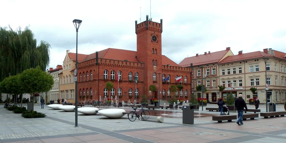 rynek miejski w Szczecinku z ratuszem w tle